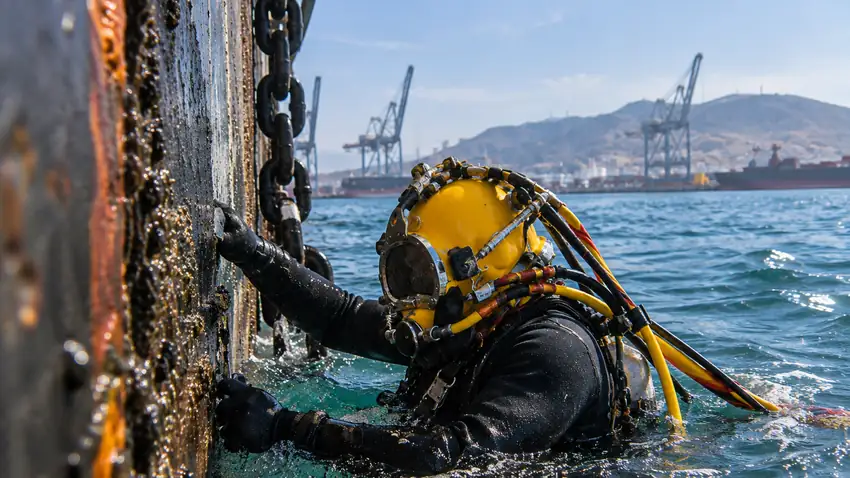 Trabajo técnico de un buzo en infraestructura industrial sumergida
